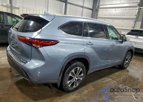 2022 Toyota Highlander Xle z USA, uszkodzony, nr VIN 5TDGZRBH5NS205703